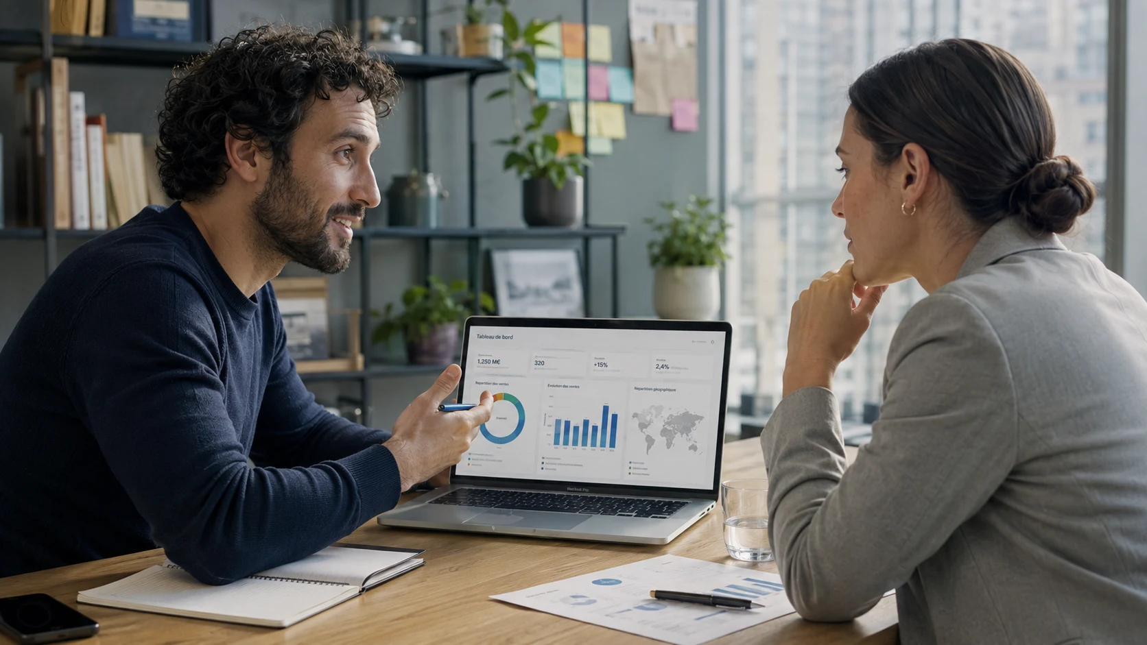 Consultant échangeant avec une conseillère dédiée autour d’un tableau de bord